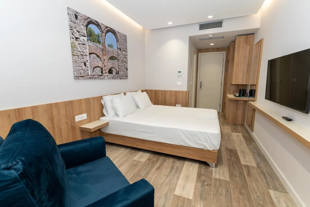 Titania Hotel Sarandë 3*,