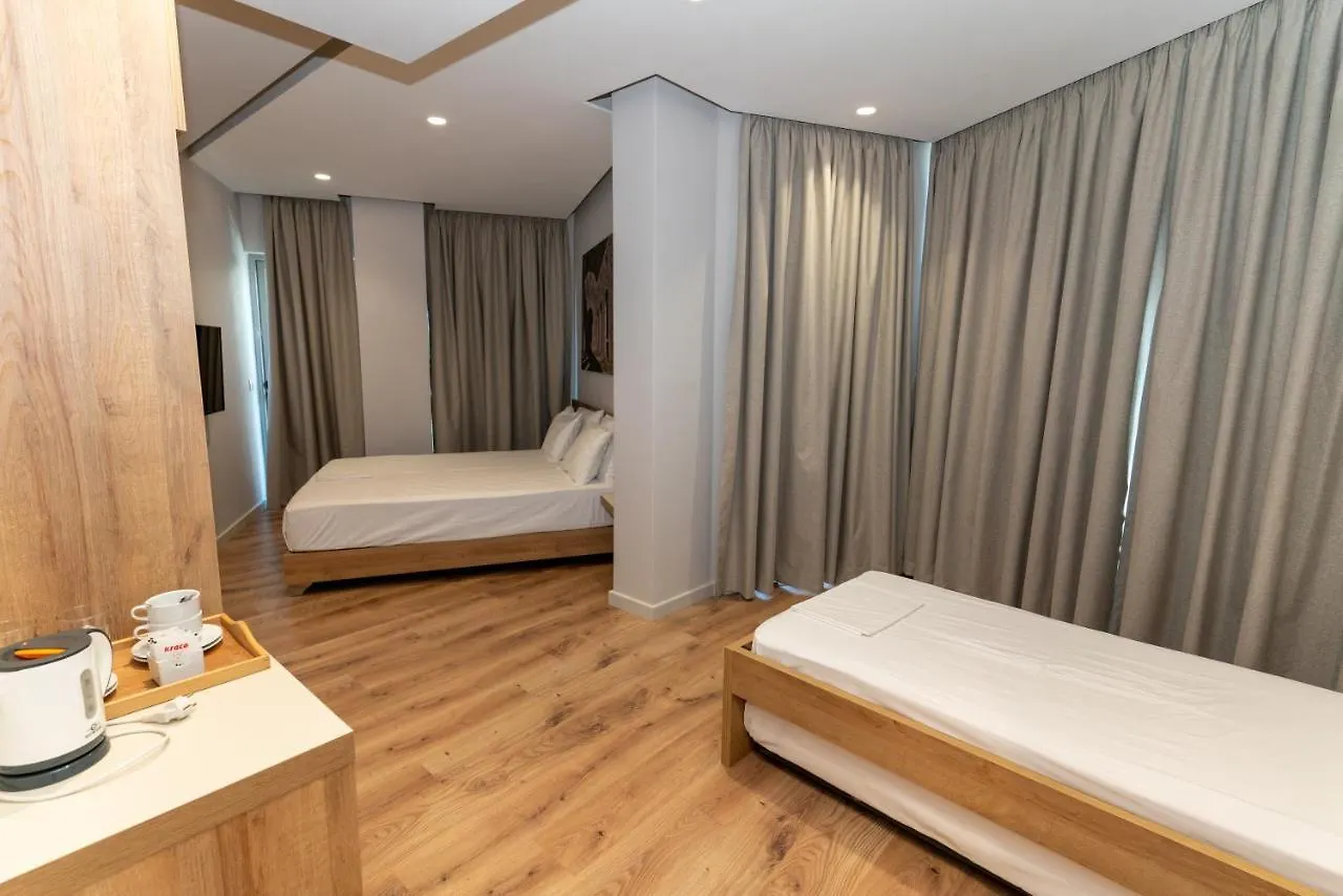 סרנדה Titania Hotel אלבניה