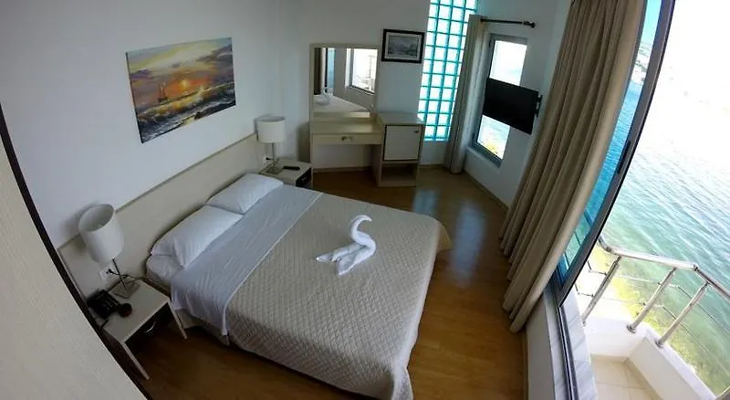 Titania Hotel Sarandë 3*,