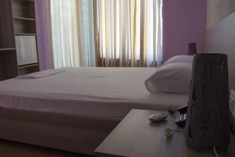 סרנדה Titania Hotel