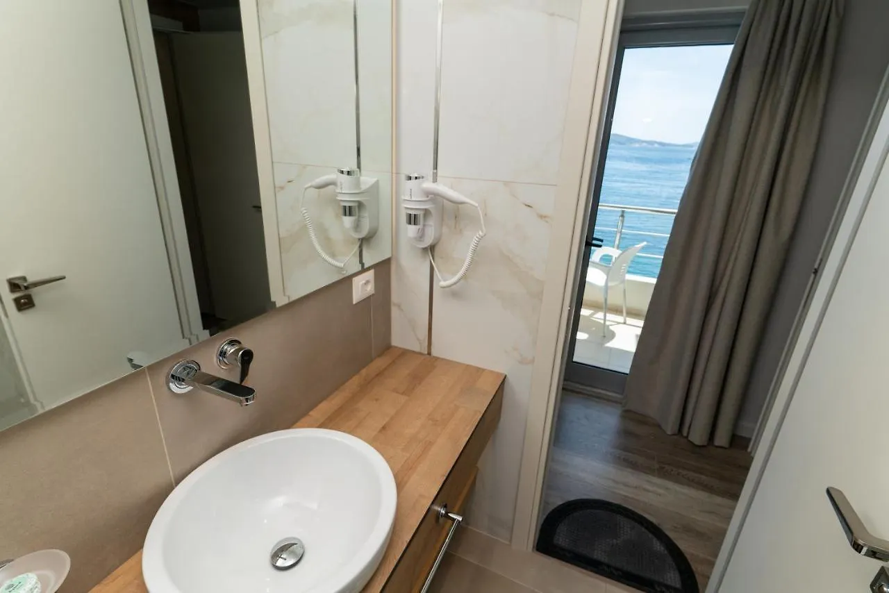 Titania Hotel Sarandë 3*,